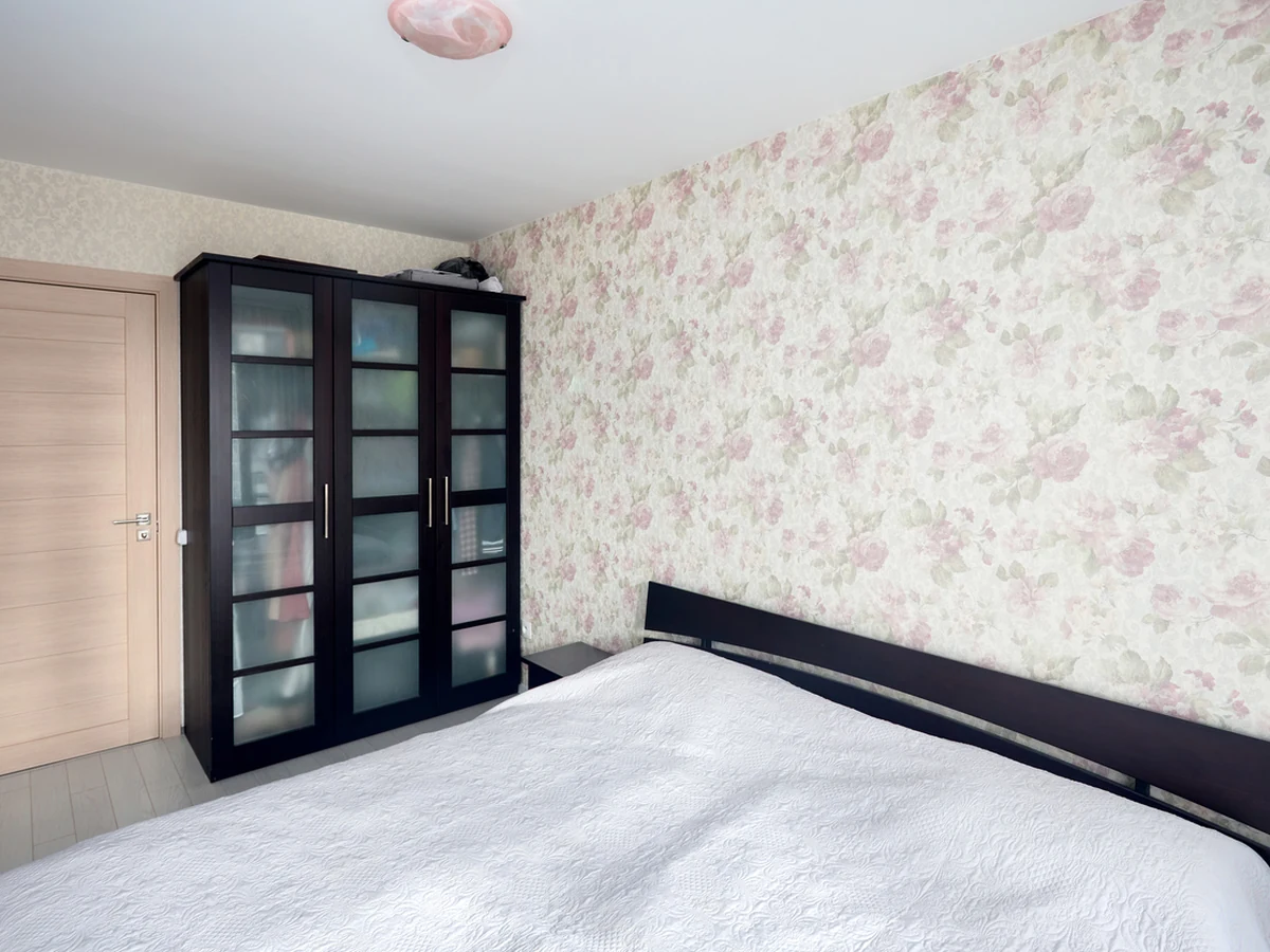 Small bedroom with floral wallpaper by York Painters