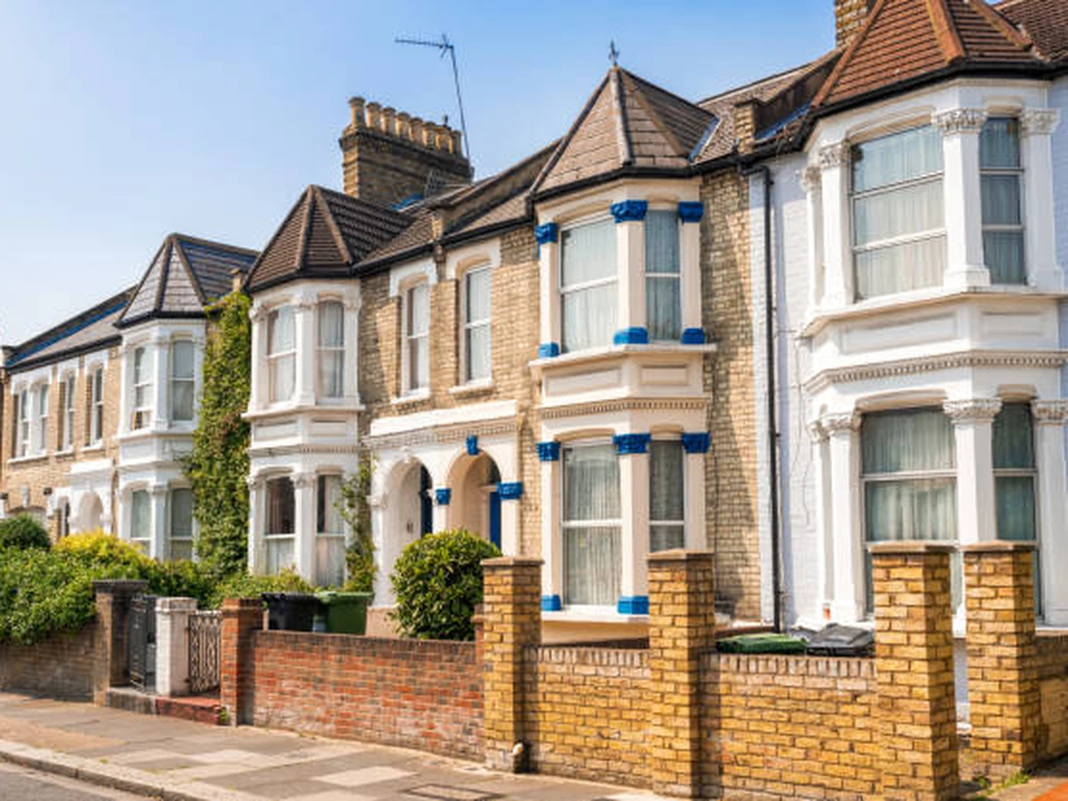 exterior-painting-victorian-terraced-houses-york-painters Row of Victorian terraced houses with freshly painted facades in York