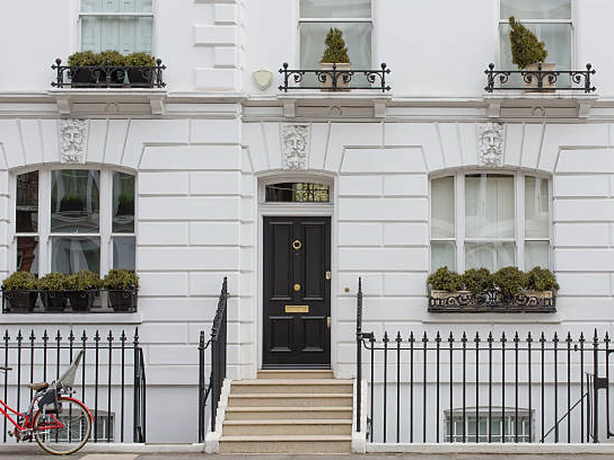 exterior-painting-white-georgian-townhouse-york-painters White Georgian townhouse with professionally painted exterior in York
